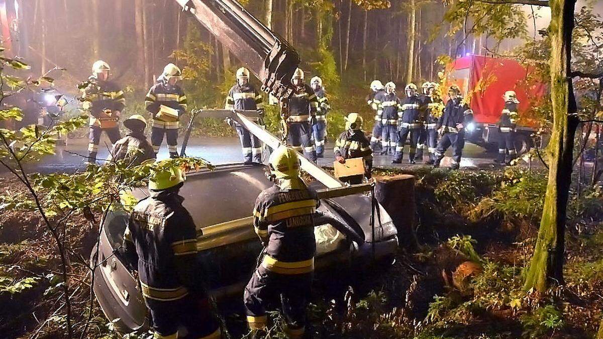 Die Feuerwehren Landscha und Weiz bargen das Fahrzeug mit dem Kran