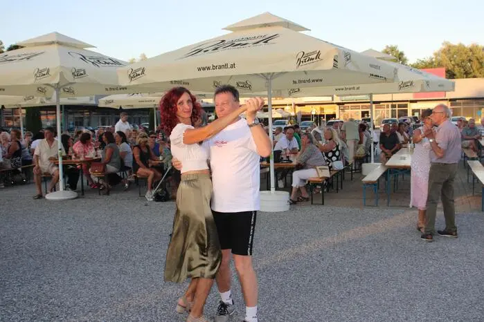 Nach der Begrüßung durch Vizebürgermeisterin Martina Weixler und Gemeinderat Markus Zalar präsentierten die Musiker von Rosenherz einen schwungvollen Abend und sorgten mit romantischen Liedern, Schlagern und Pop für beste Stimmung unter den zahlreichen Besuchern.