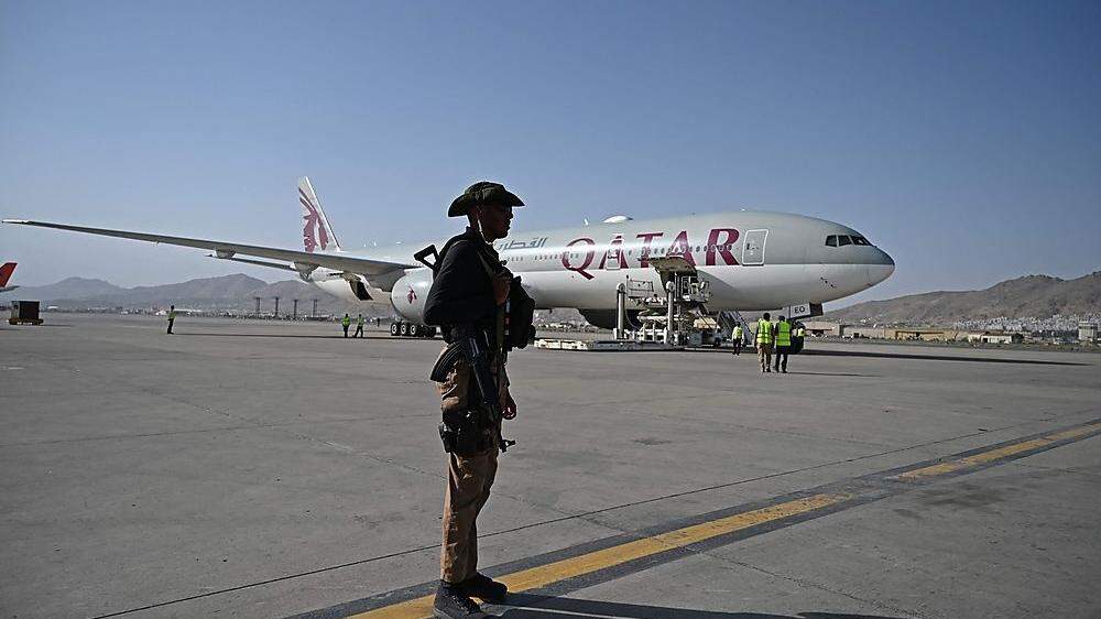 Auf der genehmigten Passagierliste eines Fluges der katarischen Fluglinie Qatar Airways, der noch am Donnerstag Kabul verlassen sollte, stünden die Namen von insgesamt 211 Menschen