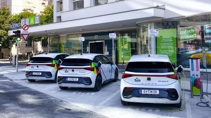 Drei E-Autos von Tom, dem Carsharing-Dienst der Stadt Graz, am Standort Andreas-Hofer-Platz