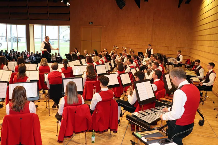Die Musikerinnen und Musiker der "Trachtenkapelle Tiffen" unter Leitung von Martin Schrall konnten sich über ein erfolgreiches Frühlingskonzert in der CMA Ossiach freuen.
