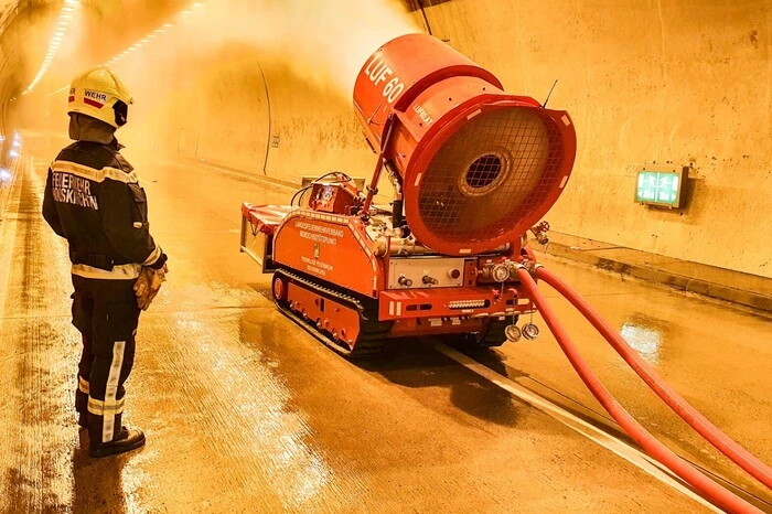 Das Fahrzeug kann Wasser auf einer Distanz von über 60 Meter werfen.