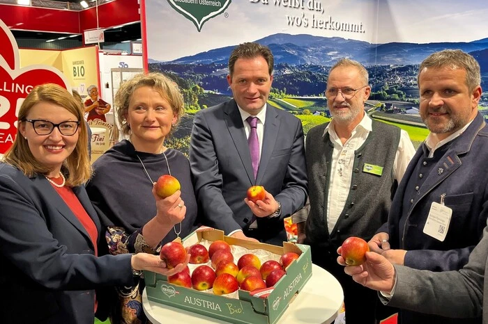 Österreich ist mit rund 90 Ausstellern vertreten. Im Bild: Die steirischen (Bio-)Apfelbauern Fritz Prem und Bernahrd Ramimnger (rechts) mit Landwirtschaftsminister Norbert Totschnig (Mitte), Bio-Austria-Obfrau Gertraud Grabmann und AMA-Marketing-Geschäftsführerin Christina Mutenthaler-Sipek (links)