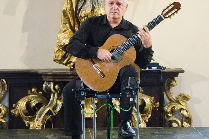 Im weiteren Verlauf begeisterte der spanische Gitarrist Rubén Parejo mit Werken von Manuel de Falla und Joaquín Rodrigo sowie einer Eigenkomposition.
