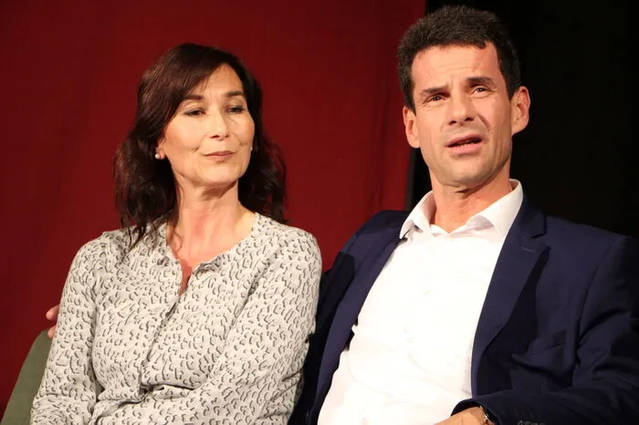 Aber auch Michel ist verheiratet, mit Laurence. Michel ist aber der Meinung, dass die Wahrheit viel zu schmerzhaft ist und will seine Frau lieber "schonen", indem er ihr seine Affäre nicht beichtet.