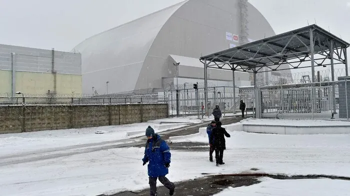Über der Ruine des 1986 explodierten Atomkraftwerks Tschernobyl in der Ukraine haben Arbeiter eine riesige neue Schutzhülle platziert.