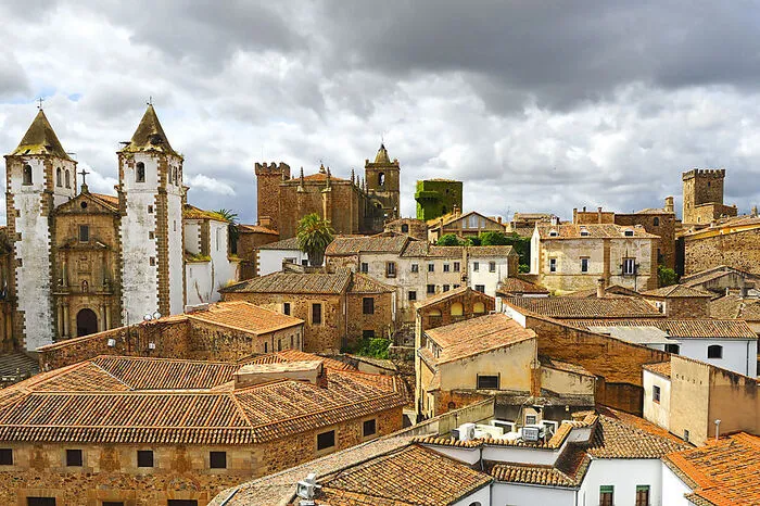 Cáceres. In einer der am wenigsten touristischen Regionen Spaniens, der Extremadura, liegt die historische Stadt, die in ihren Ocker- und Alabaster heute noch aussieht wie auf alten Sepia-Fotografien. Der von verschiedenen Kulturen und Baustilen geprägte Stadtkern zählt zum Welterbe der Unesco.