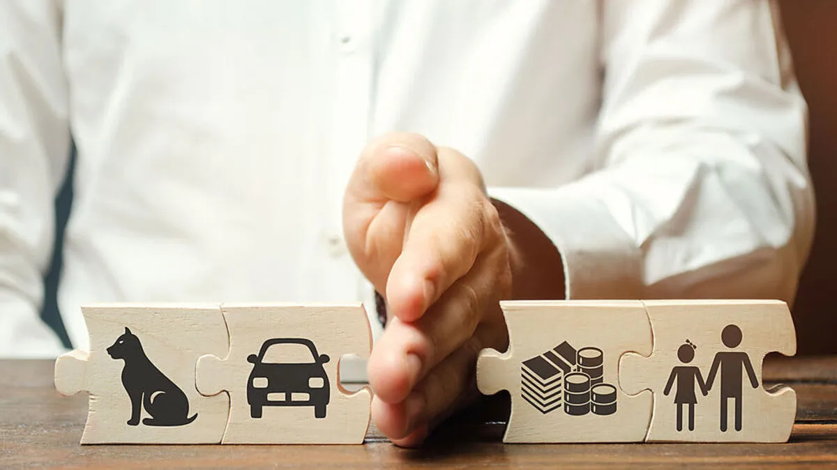 Auch wenn es materialistisch klingt: Wer eine Scheidung in Erwägung zieht, sollte einen Überblick über seine Vermögensverhältnisse haben 