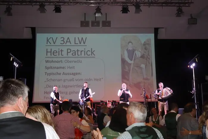Traditionsgemäß sorgte die Band „Die Hafendorfer“ im großen Saal mit Hits wie „Steiermark“ für volle Tanzflächen.