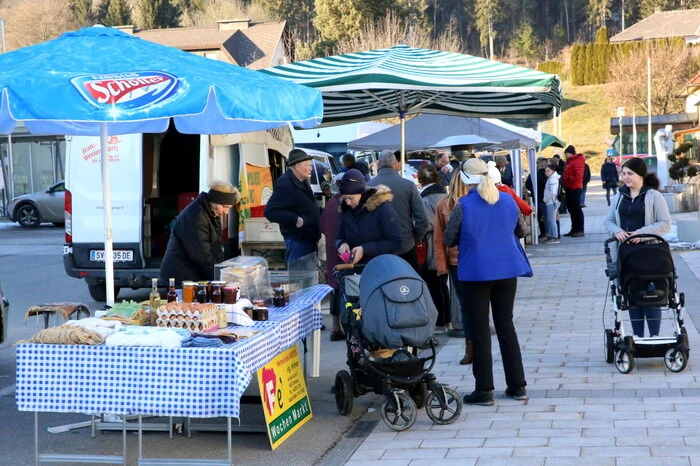 Beim Ausschau halten nach Speck, Salami, Wild, Apfelsaft, Milch sowie anderen Produkten gesehen wurden unter anderen Unternehmer Franz Roth, „Kärntner Buam“-Musiker Peter Gössnitzer sowie „Bimbuli“-Mitarbeiterin Petra Schumi. 
