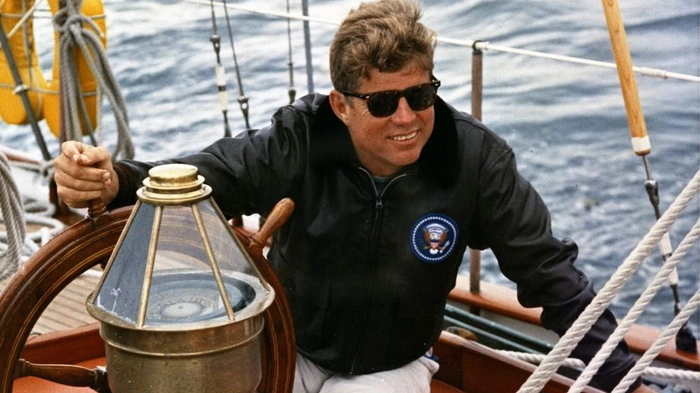John Fitzgerald Kennedy wurde am 29. Mai 1917 als zweites von neun Kindern eines irischstämmigen Geschäftsmannes in Brookline (Massachusetts) geboren. Nachfolgend einige markante Höhen und Tiefen in seinem Leben:
