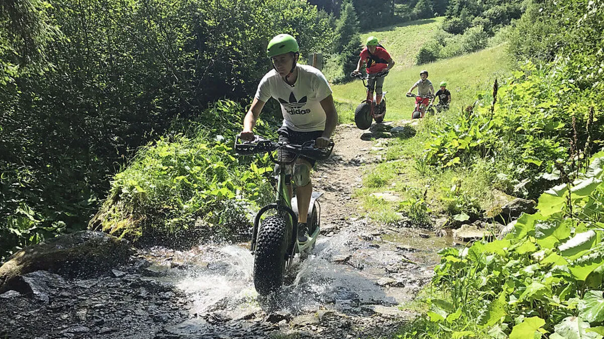 Josef Martens (2.v.r.) und seine Freunde probierten das Riesenrollerfahren am Salzstiegl aus