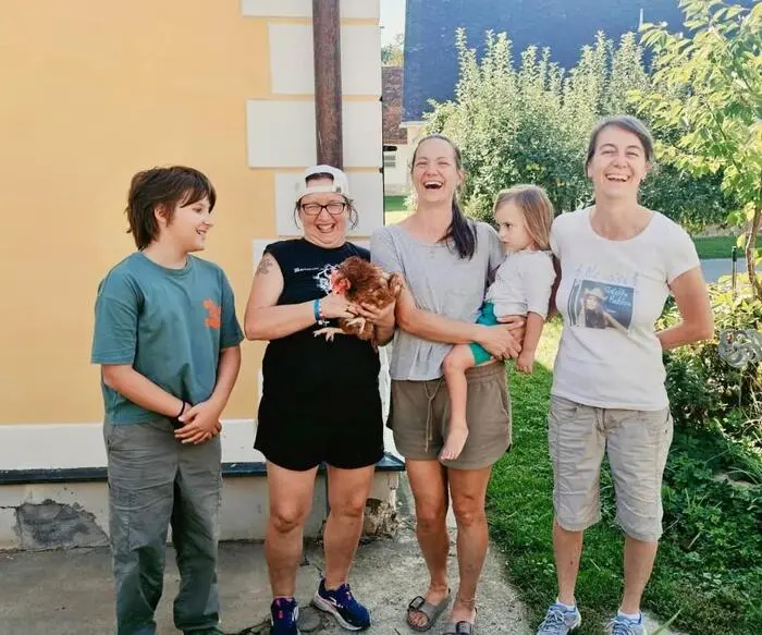 Jakob Jungwirth, Angelika Höller-Schmitt, Petra Verbeni (Schwoagerhof) mit ihrer Tochter Enya und Britta Schmitt freuen sich über den großen Erfolg der Legehennen-Vermittlung