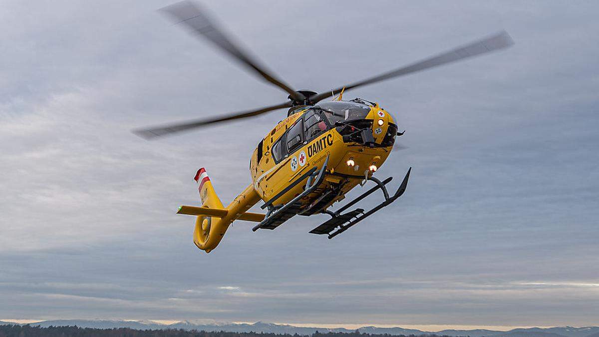 Mit dem Rettungshubschrauber C12 wurde der schwer Verletzte ins LKH Graz geflogen.