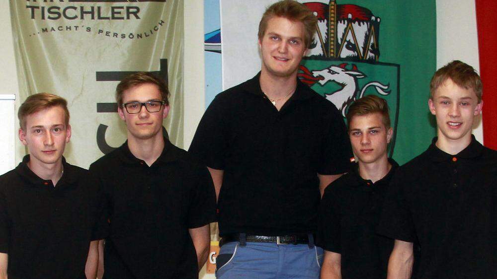 Andreas Kaindlbauer (ganz rechts) gehört zu den besten fünf Tischlerlehrlingen der Steiermark