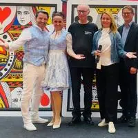 Michael und Claudia Late (l.) mit den offiziellen Zeugen und weiteren Beteiligten vor den überdimensionalen Karten