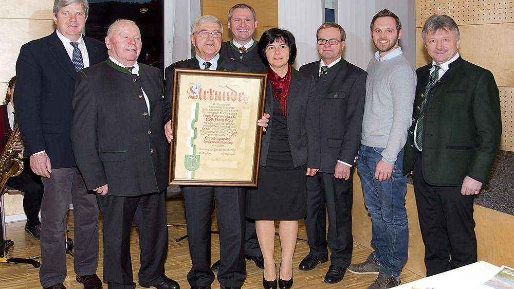 Franz Hofer (3. von links) mit Gratulanten und Ehrengästen beim Festakt in Stubenberg