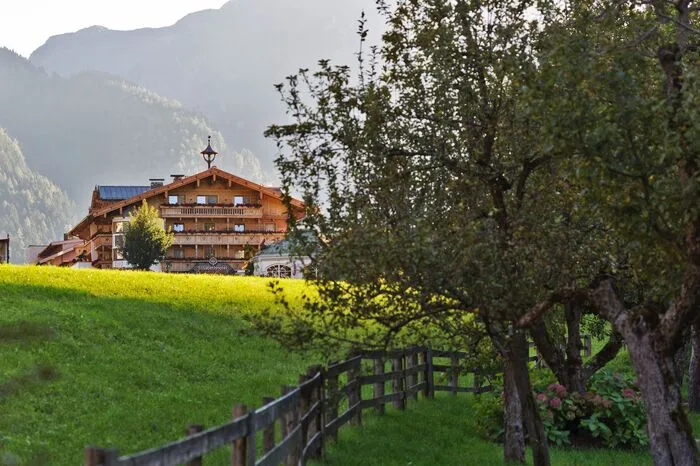 Modernes Design verbunden mit echter Tiroler Gemütlichkeit: Das ElisabethHotel im Zillertal ist ein perfektes Domizil für Wellness-Fans. In seinem neuen 1.400 Quadratmeter großen Wellnessbereich „Elisense-SPA“ verschmelzen Architektur und alpine Landschaft zu einem entspannenden Ambiente. Zur Entspannung trägt auch das Langschläfer-Frühstück bis elf Uhr vormittags bei. Dank seiner Lage inmitten der alpinen Landschaft lädt die Zillertaler Bergwelt zum Radfahren, Wandern oder Schwimmen mit Blick auf die majestätischen Dreitausender ein.