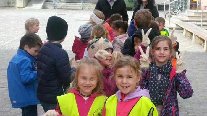 Die Kinder der Volksschule Bärnbach beteiligten sich mit den Lehrerinnen Karin Grabler und Gertrude Riedenbauer an der Landschaftsreinigung. Gemeinsam mit Vertretern der Berg- und Naturwacht, darunter Einsatzleiter Franz Groß und Schulungskoordinator Heinz-Dieter Flesch wurden die Ufer der Kainach und des Geilbachs gereinigt.
