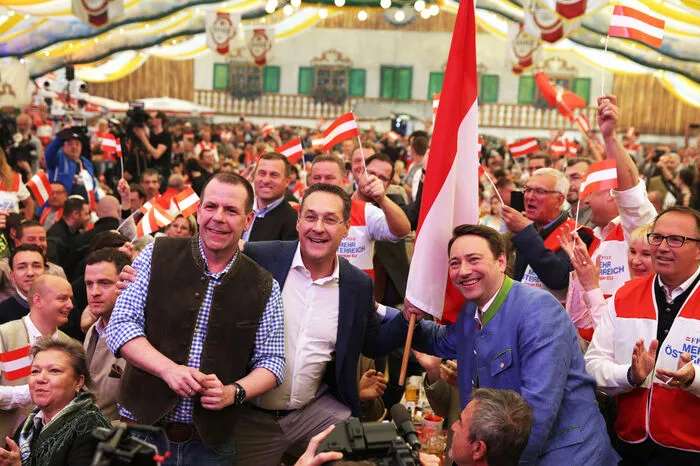 FPÖ-Parteichef Heinz Christian Strache mit Haimbuchner und EU-Spitzenkandidat Harald Vilimsky.