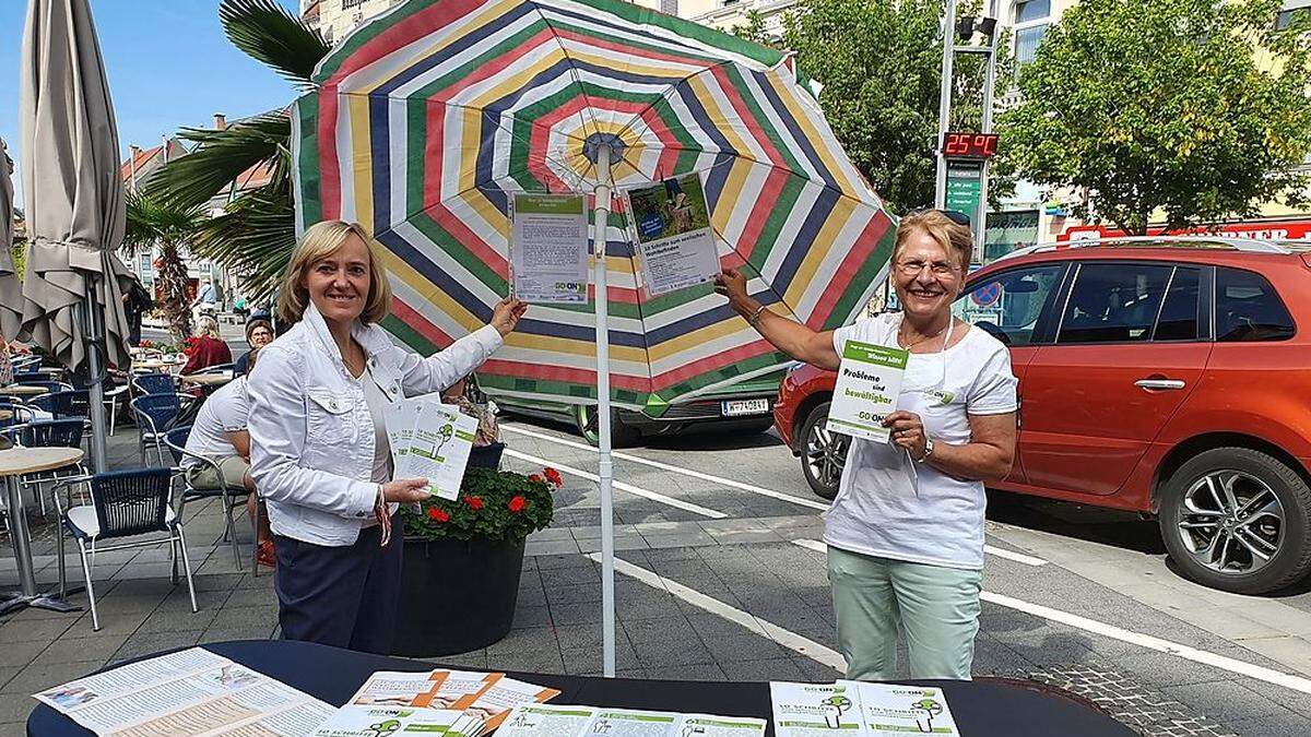 Anna Sigmund, Fachärztin für Psychiatrie (r.) am Infostand mit Vizebürgermeisterin Helga Sams