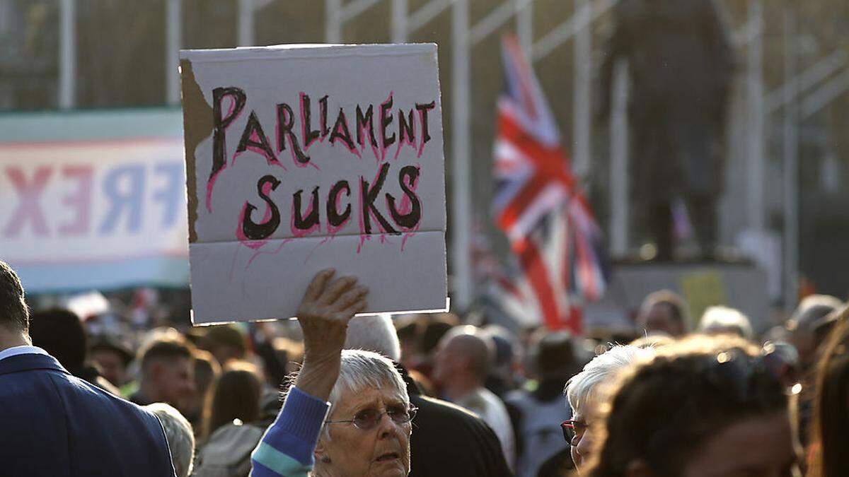 Tausende protestierten, und wollen, dass Großbritannien sich auf seine eigene Stärke besinnt