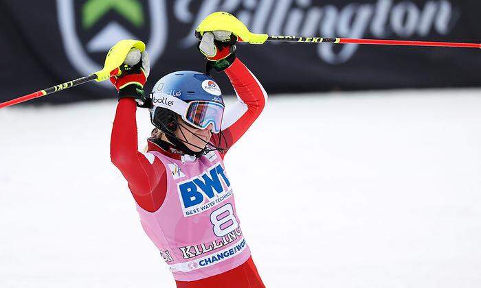 Katharina Truppe bejubelt ihren dritten Weltcup-Podestplatz
