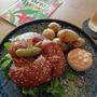 Burger Fans kommen auf ihre Kosten: egal ob klassisch mit Cheese und Bacon oder vegetarisch mit Süßkartoffelrösti und vegan mit hausgemachten Rote-Bete-Patty
