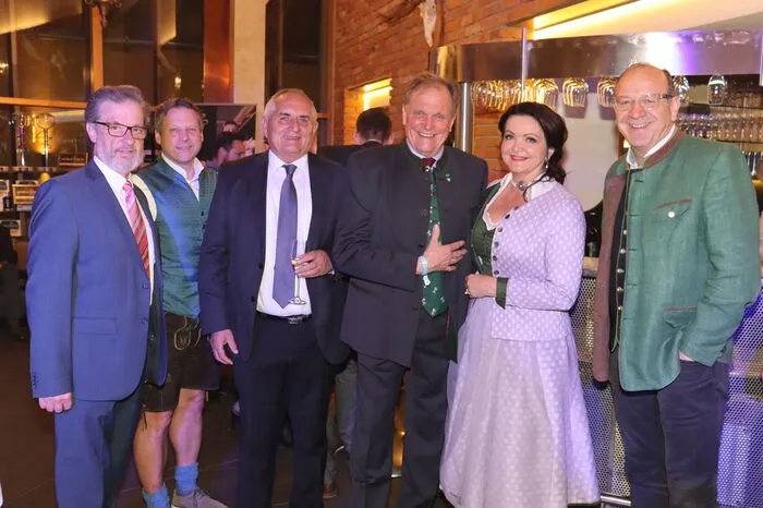 Klicken sie sich durch die Fotos vom Charity-Frühlingsball der Kiwanis in Mooskirchen.