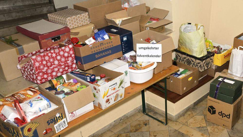 Nahezu 100 Pakete mit haltbaren Lebensmitteln wurden im Pfarrzentrum am Weizberg abgegeben