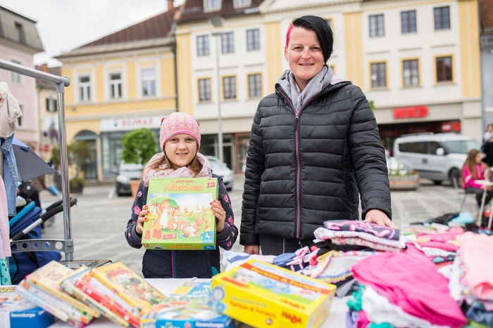 Kleine und große Aussteller trotzten dem regnerischen Wetter und boten Spielwaren, Bücher und Kuscheltiere feil.