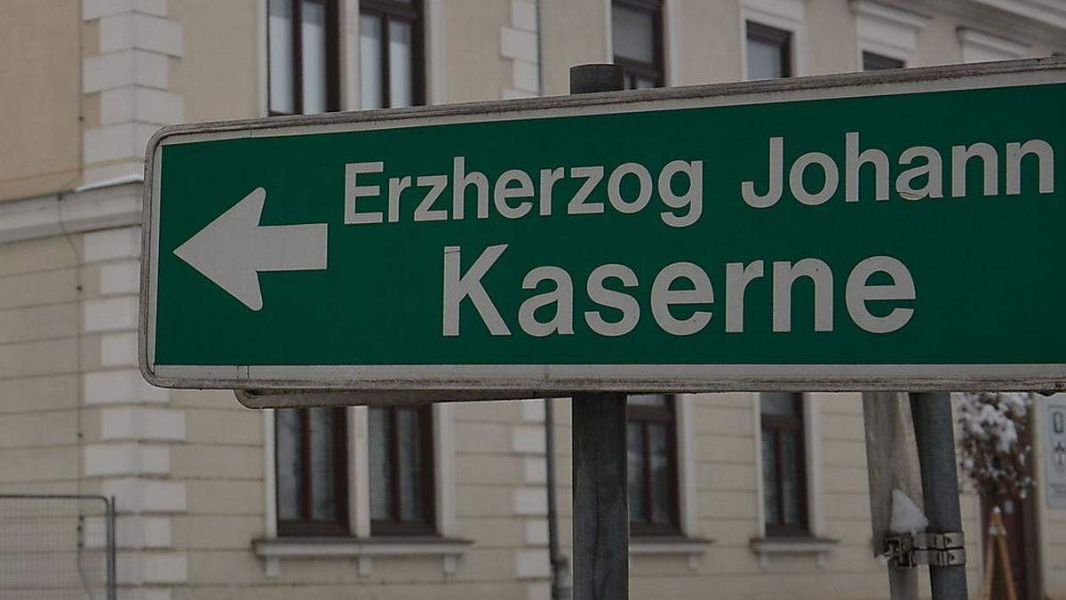 Der verletzte Beifahrer wurde in der Kaserne Straß von einem Militärarzt behandelt