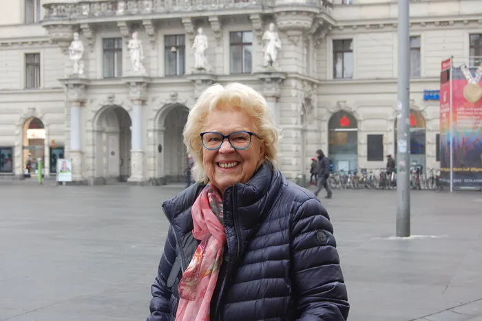 Ingeborg Persche: "Ich liebe ganz besonders die Vielfalt an Geschäften in der Innenstadt. Besonders zur Weihnachtszeit zeigt sich die Schönheit unserer Stadt. Ich habe auch das Gefühl, die Innenstadt wurd ein den lezten Jahren sauberer - die Menschen immer freundlicher. Was mir fehlt ist aber etwas, das es vor Jahren schon einmal gab: irgendeeine Möglichkeit, wo man zwischendurch etwas deponieren kann. Vor allem für Ältere wäre so ein Schließfachsystem sehr praktisch."