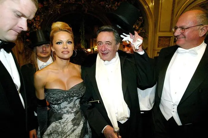 „Oberweite 96 - das allein sollte dem Opernball einen Flair geben.“ - Pamela Anderson geizte am Opernball 2003 nicht mit ihren Reizen.