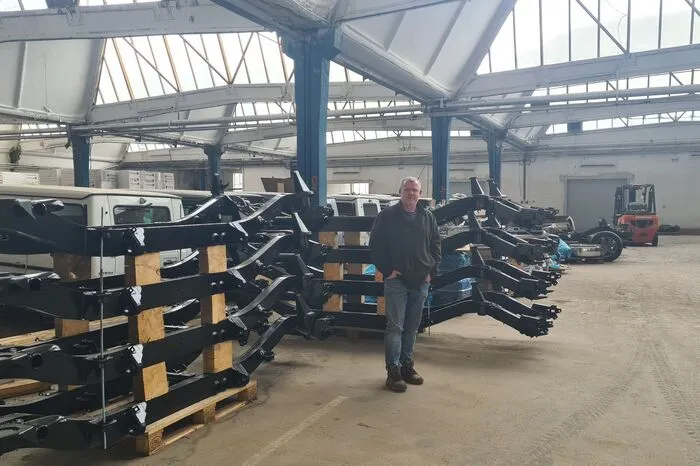 Das Firmenareal hat der weststeirische Unternehmer Michael Pagger gekauft. Er hatte einst die weltweite Vertretung für Puch G inne. Nun lagert der Sammler dort Autoteile und diverse Offroadfahrzeuge.