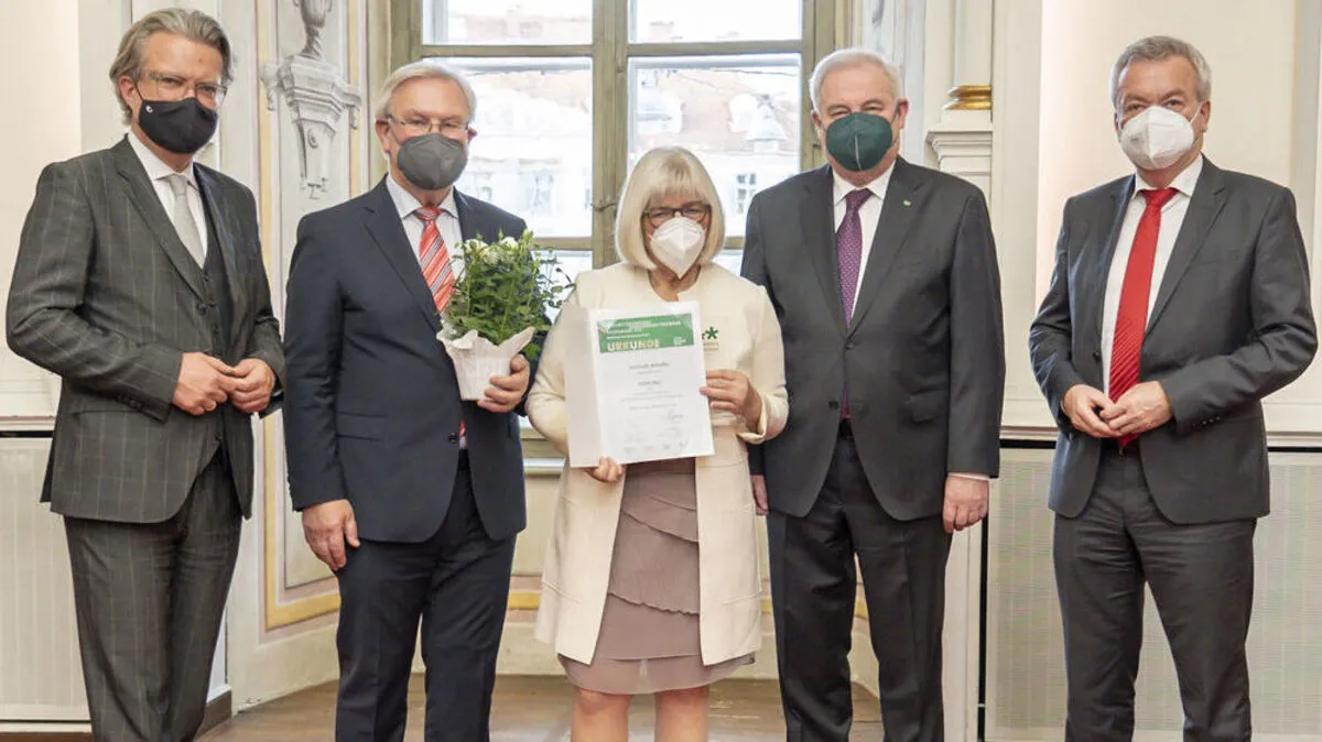 Gerti Anhofer mit LH Hermann Schützenhöfer, LH-Stv. Anton Lang, LR Christopher Drexler und Volksbildungswerk-Präsident Franz Majcen