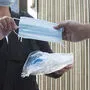 Laut Ärztegesetz muss einem Attest für Maskenbefreiung eine "gewissenhafte, ärztliche Untersuchung" vorausgehen. Bei dem obersteirischen Arzt genügt ein Mail. Er hält die Maskenpflicht grundsätzlich für "psychisch extrem traumatisierend und gesundheitsschädlich".
