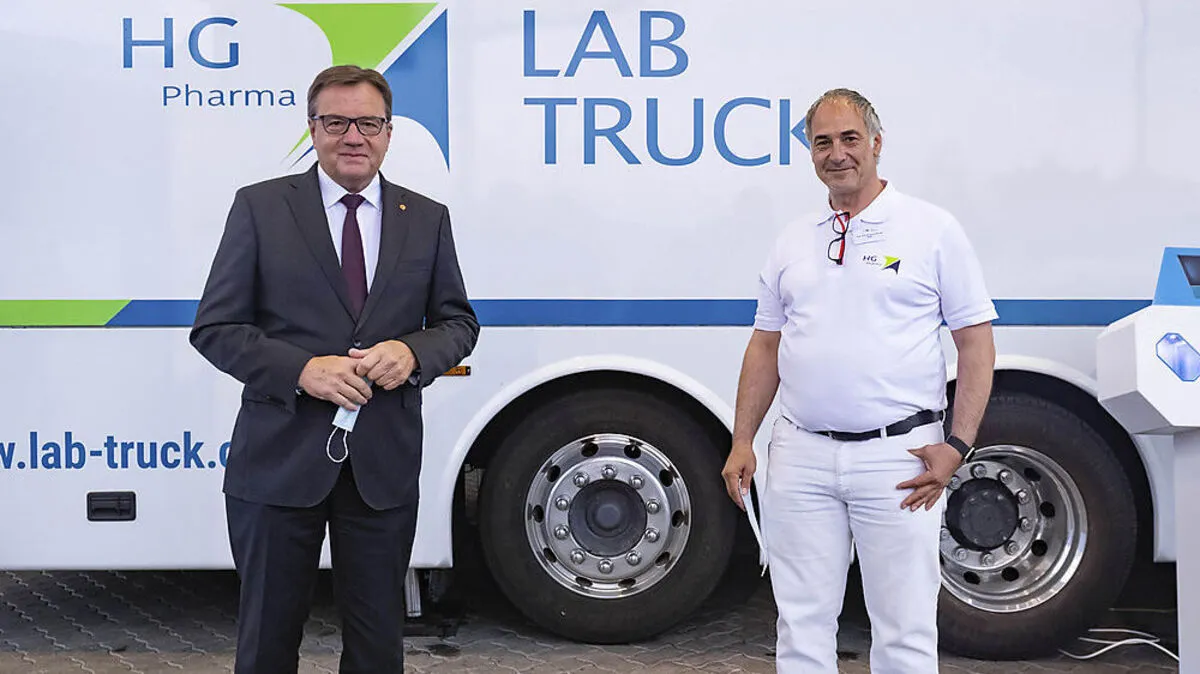 HG-Pharma-Chef Herwig (rechts) mit Tirols LH Platter 