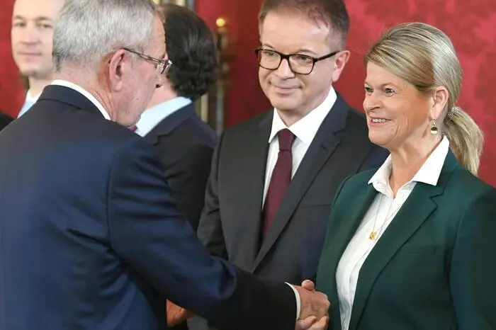  Bundespräsident Alexander Van der Bellen, Rudolf Anschober (Soziales/GRÜNE) und Klaudia Tanner ( Verteidigung/ÖVP)