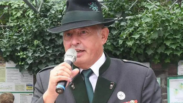 „Die Pflege der Kameradschaft und das Gedenken sind die Kennwerte des Bundes.“ Mit diesen Worten begrüßte Bürgermeister und Obmann des ÖKB der Ortsgruppe Wenigzell Herbert Berger die vielen Gratulanten auf dem Dorfplatz