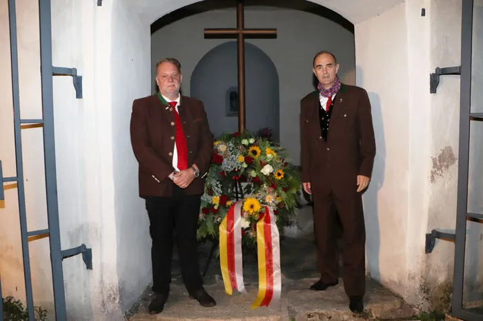 Die Kranzniederlegung wurde von Bürgermeister Martin Treffner und Bezirkshauptmann Dietmar Stückler durchgeführt.