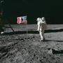 Astronaut Edwin E. Aldrin vor der amerikanischen Flagge
