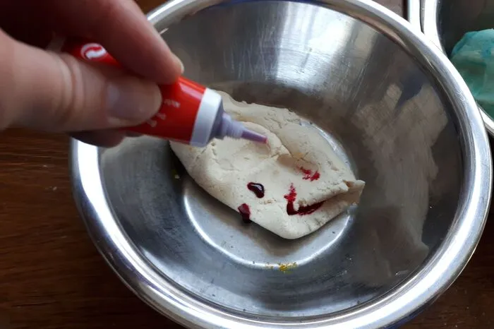Teig färben: einige Tropfen Lebensmittelfarbe auf eine kleine Teigkugel geben und gut verkneten. Bei Bedarf nochmals Farbe hinzufügen, dann wird das Ergebnis kräftiger.