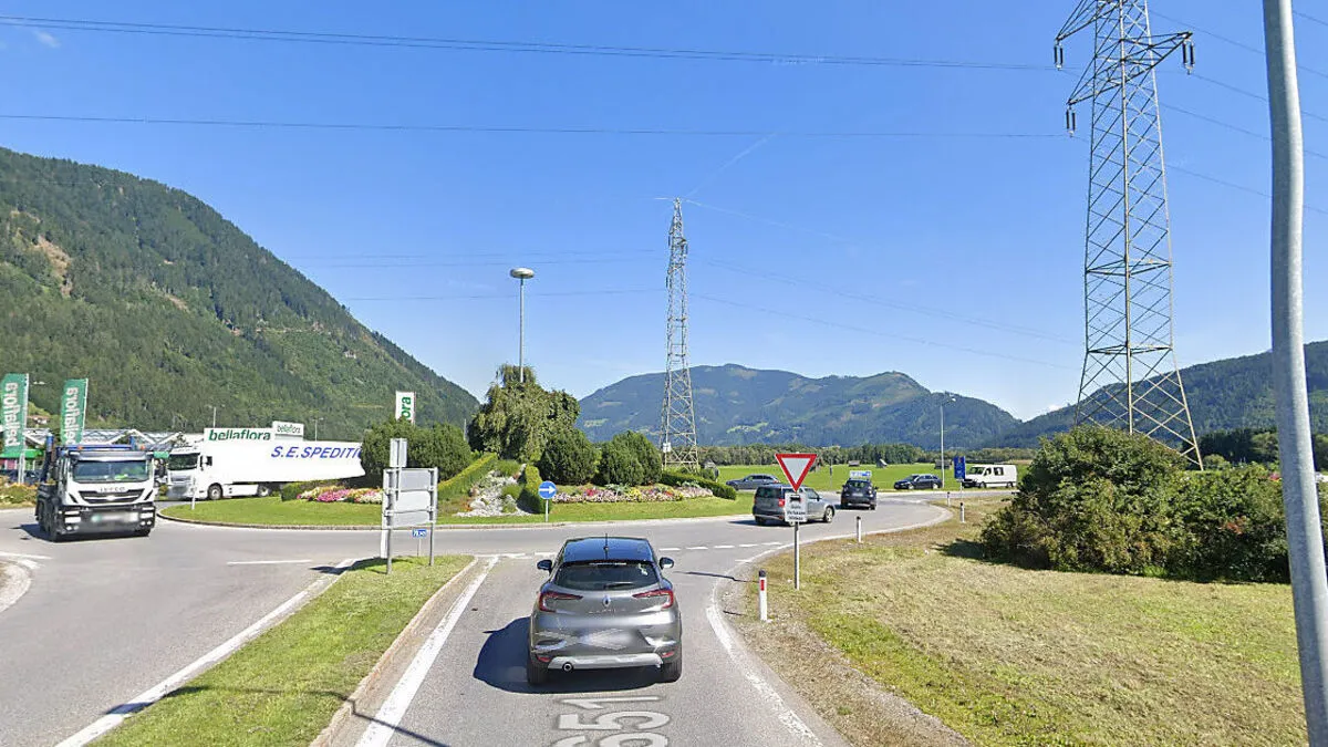 An diesem Kreisverkehr an der Auffahrt zur A 9 krachte es Freitagmittag