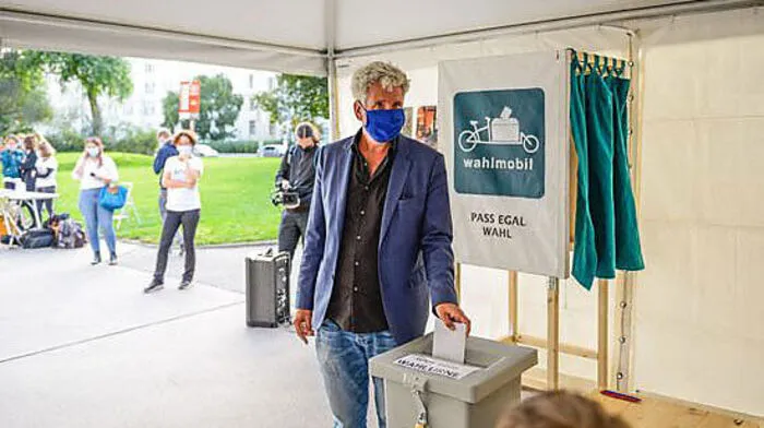 Dirk Stermann ist seit Jahren eines der Gesichter der Pass-Egal-Wahl. Heuer natürlich mit Maske verdeckt.