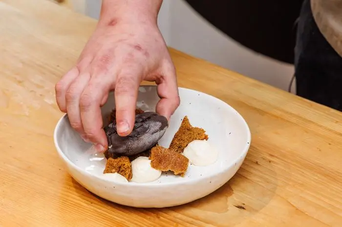 Die Mascarpone-Creme befindet sich bei diesem Rezept in der großen Kaffeebohne in der Mitte. Da nicht jeder Haushalt spezielle Formen parat hat, verrät Florian Hipp hier die einfache Variante