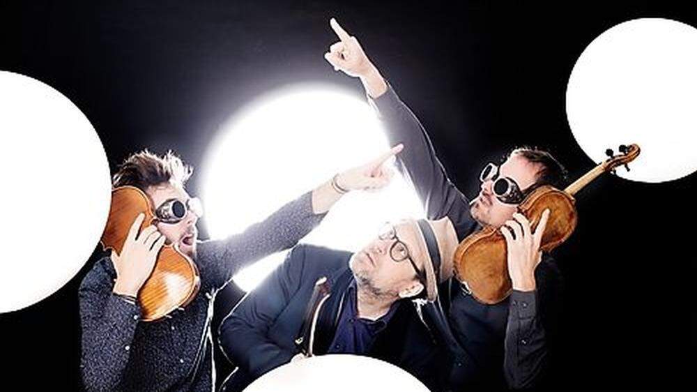 Florian Willeitner (Geige) + Georg Breinschmid (Bass) + Igmar Jenner (Geige) = First Strings on Mars