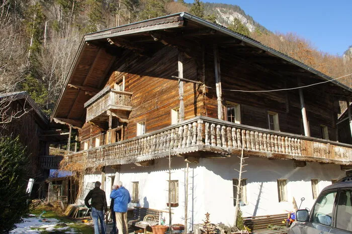 Die Wahl-Seebodener haben das Bauernhaus im Alpbachtal in Tirol vor zwei Jahren abgetragen. So sah es damals aus.