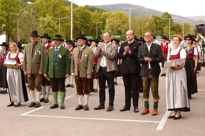 Obmann der Kameradschaftskapelle Weiz Markus Almer, Obmann des Musikbezirks Weiz Veit Winkler, Kapellmeister Klaus Maurer, Gleisdorfs Bürgermeister Christoph Stark, Richard Schmidt vom Blasmusikverband und Weizer Bürgermeister Erwin Eggenreich feierten mit 16 Musikkapellen aus dem Bezirk Weiz.