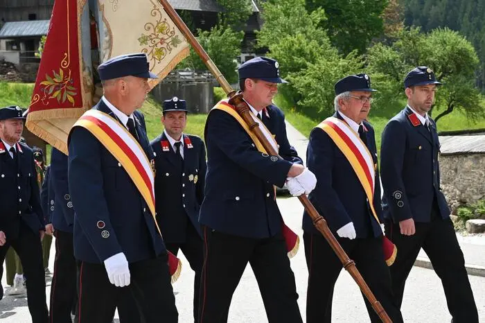 Die Freiwillige Feuerwehr und die Jungfeuerwehr Sirnitz unter der Leitung von Kommandant Werner Puggl.